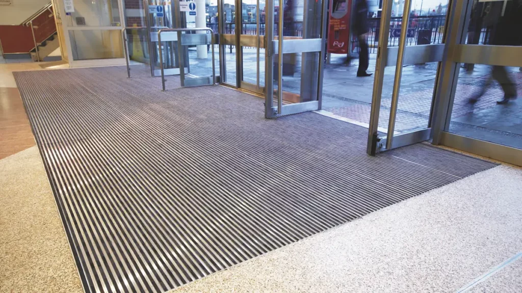 Finition rénovation de sol retail - Tapis